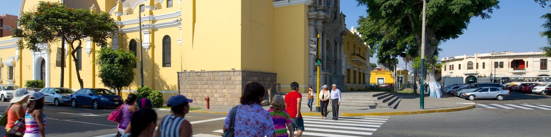 Barranco som viser gadeliv såvel som en stor gruppe mennesker