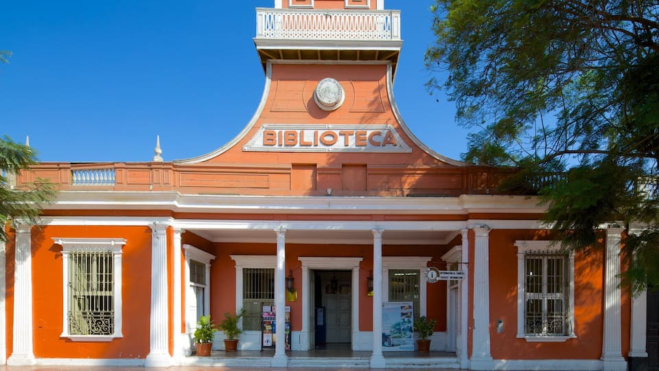 A red building with the sign 'BIBLIOTECA' and columns.