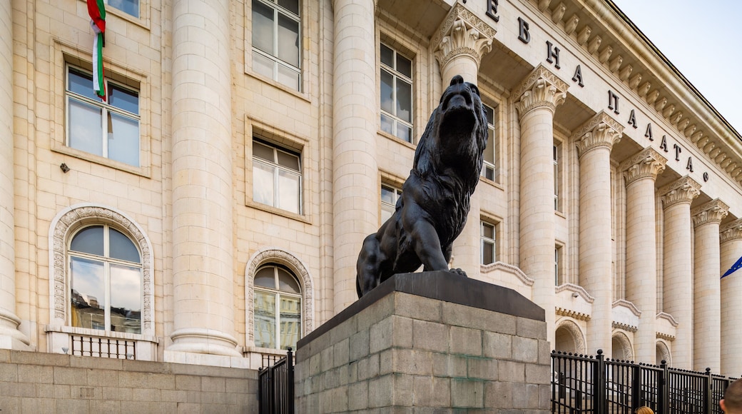 Sofia Court House featuring a statue or sculpture, heritage architecture and heritage elements