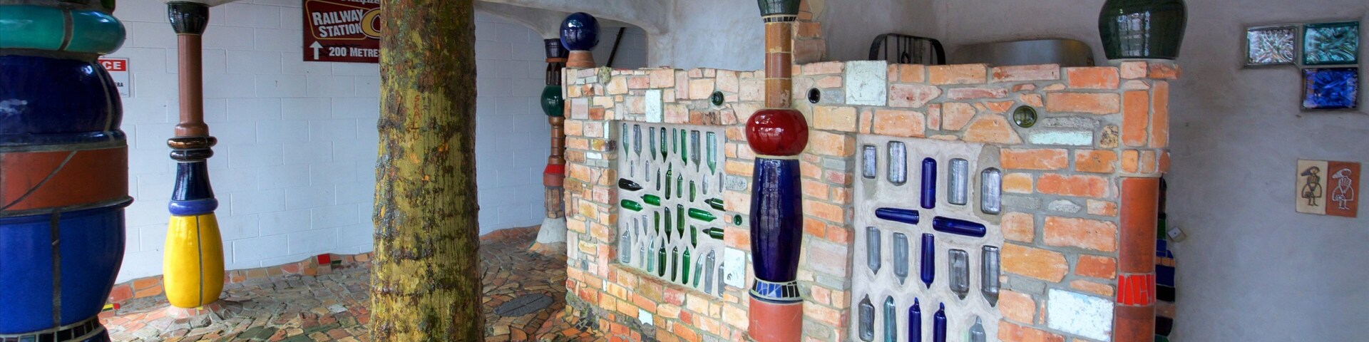 Paihia which includes outdoor art