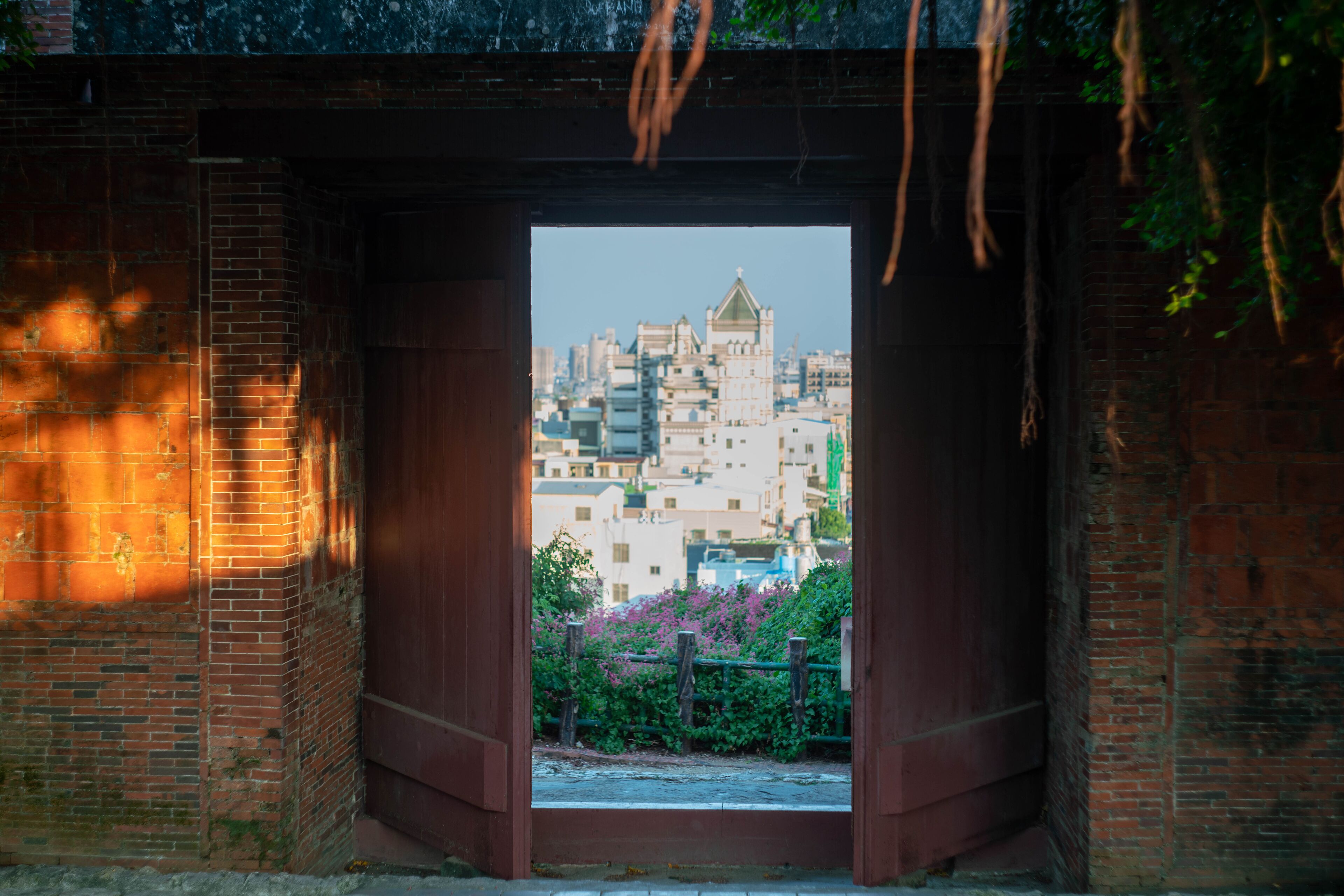 台湾南部の高雄市周辺の観光名所を旅行する風景 Scenic Spots around Kaohsiung City in Southern Taiwan 