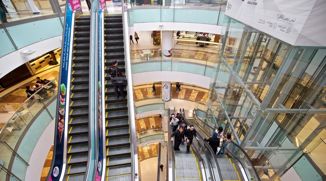TAJ Mall montrant vues intérieures et shopping