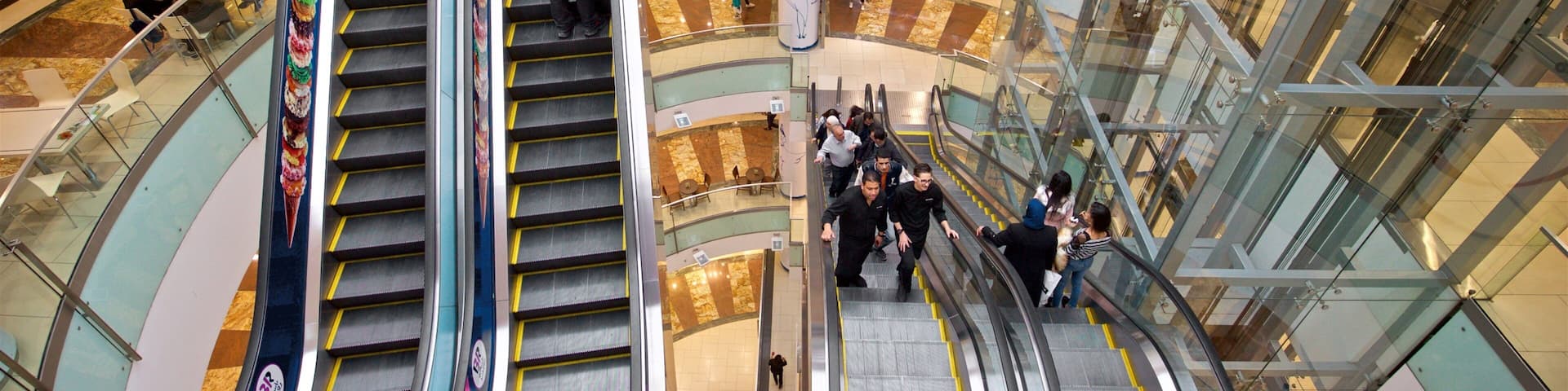 TAJ Mall welches beinhaltet Einkaufen und Innenansichten