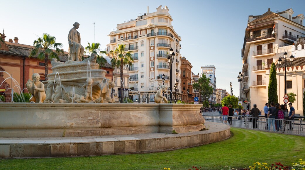 Plaza de Puerta Jerez showing a city, a park and a fountain