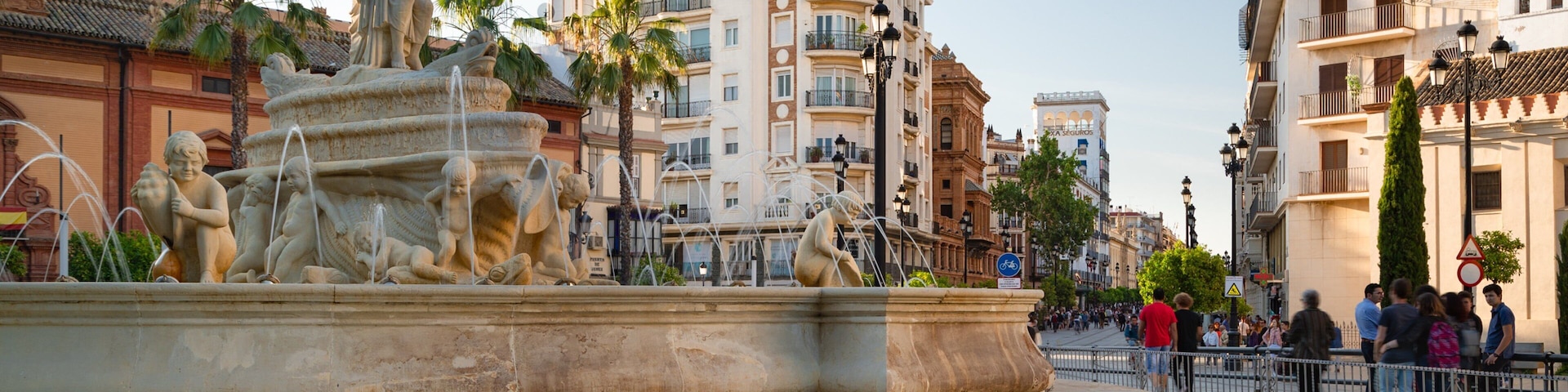 Plaza de Puerta Jerez showing a city, a park and a fountain