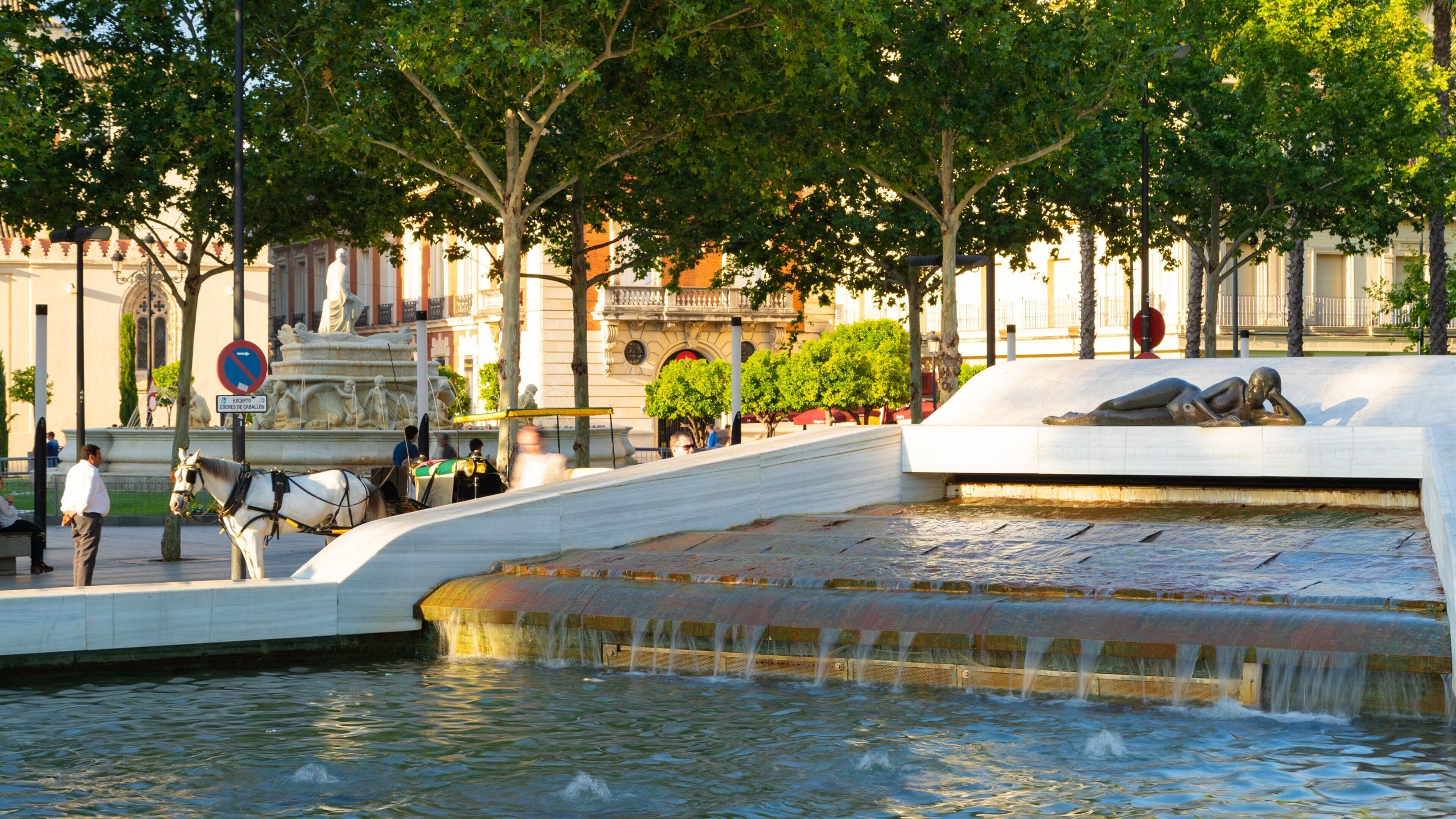 Plaza de Puerta Jerez showing a fountain