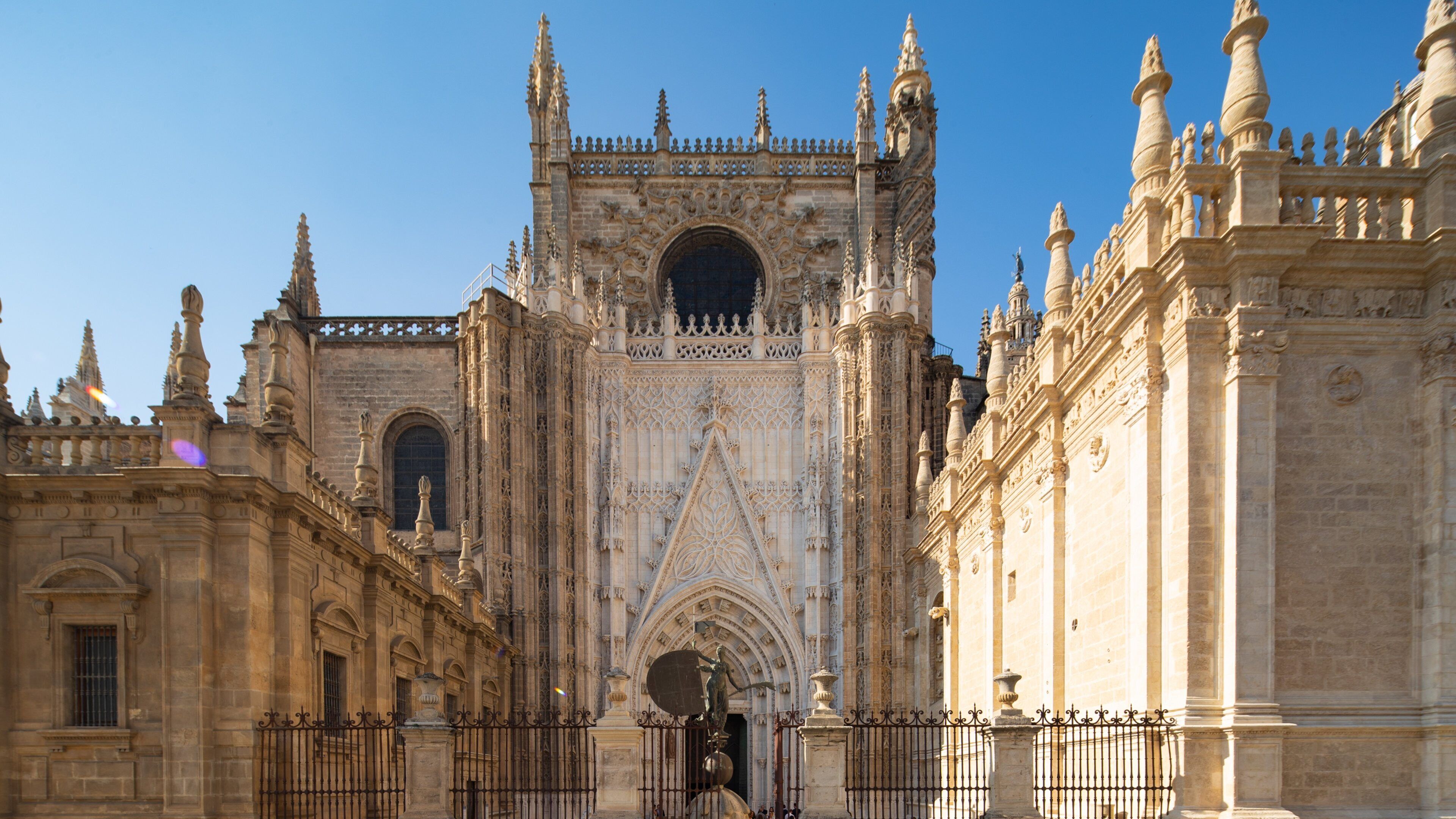 Cabildo Catedral showing a church or cathedral and heritage architecture