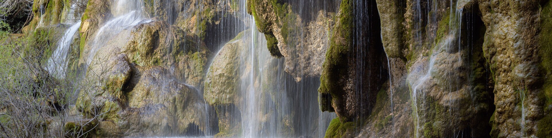 Bella cascada en el nacimiento del río Cuervo, cerca de la población de Vega del Codorno, en la provincia de Cuenca. Castilla La Mancha. España