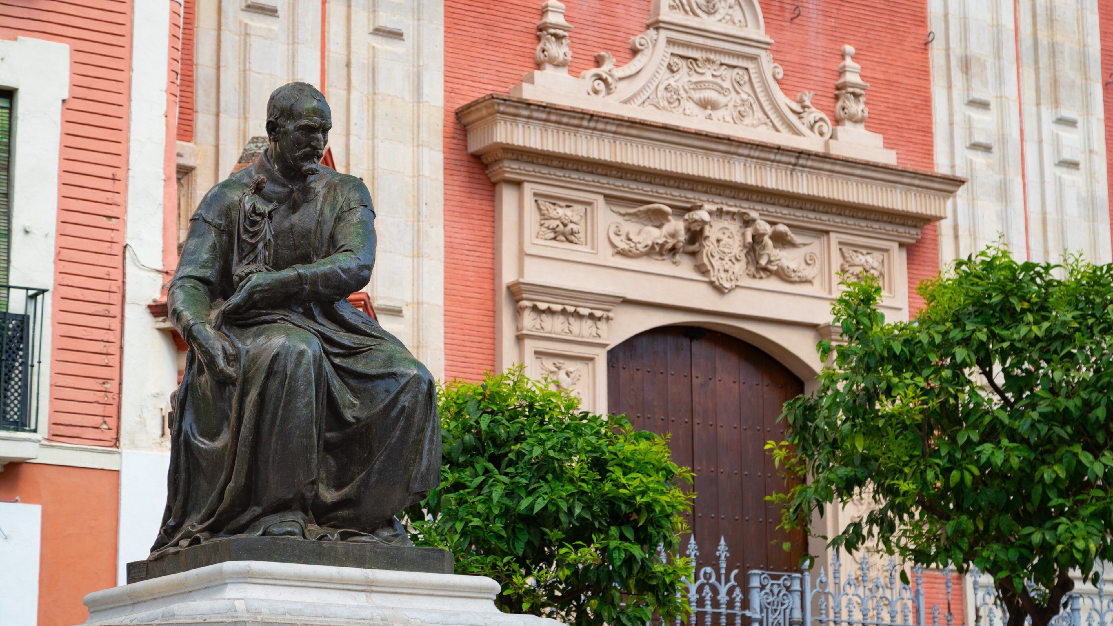 Monumento a Martínez Montañés showing a statue or sculpture and heritage elements