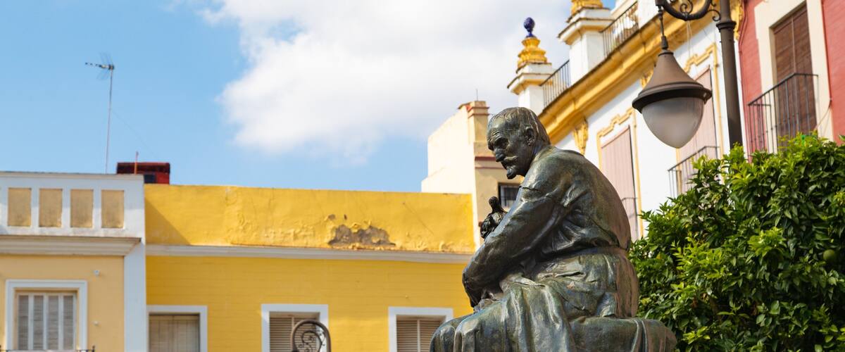 Monumento a Martínez Montañés featuring a statue or sculpture