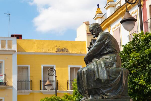 Monumento a Martínez Montañés featuring a statue or sculpture
