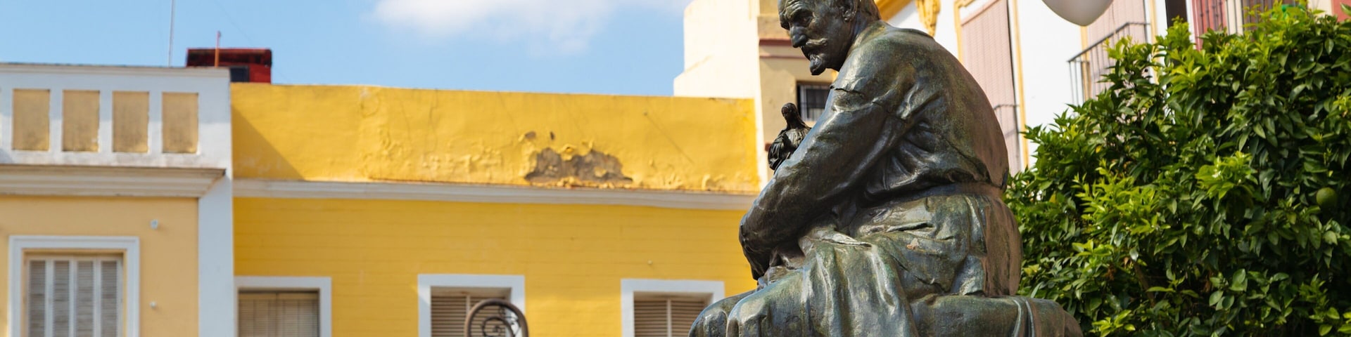 Monumento a Martínez Montañés featuring a statue or sculpture