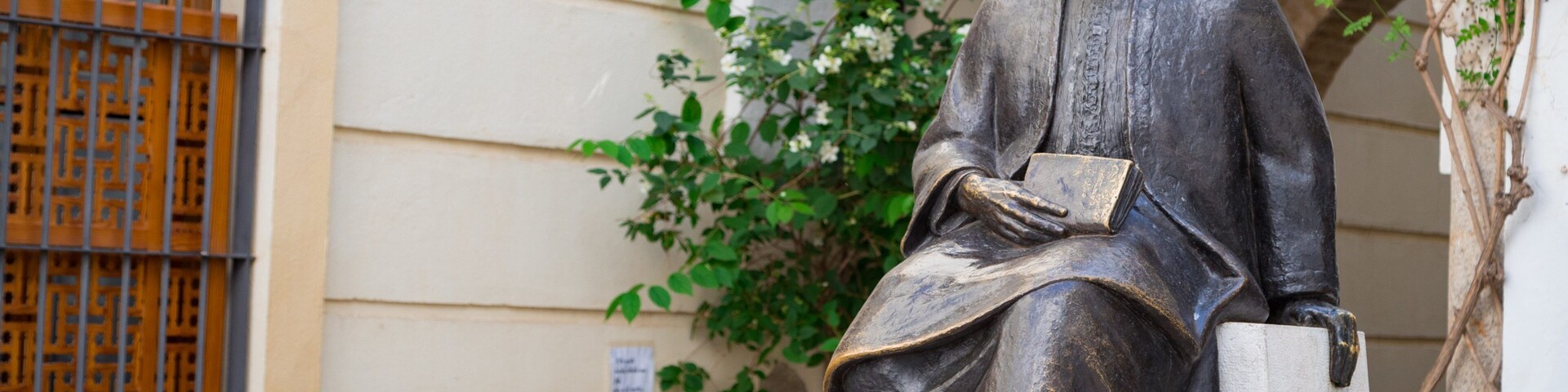 Monumento a Maimónides which includes a statue or sculpture