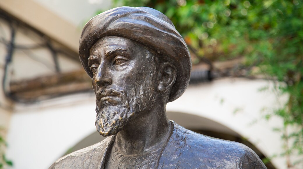 Monumento a Maimónides which includes a statue or sculpture