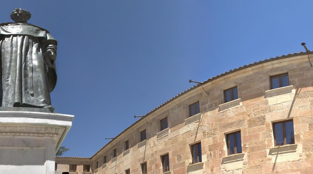 Patung Fray Luis de León