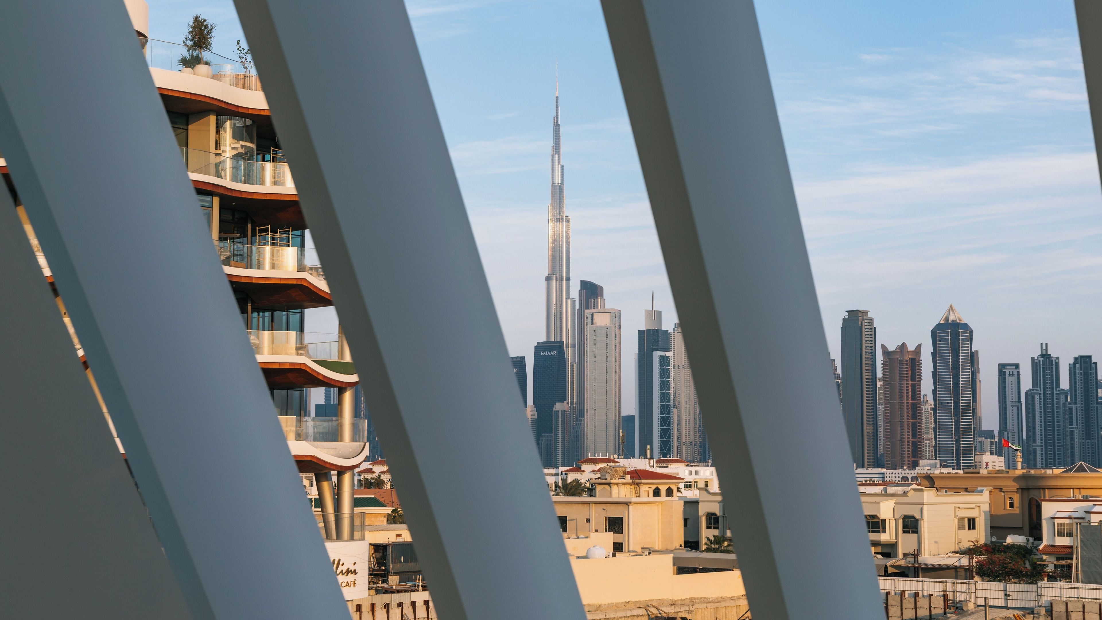 Lo skyline di una città con il Burj Khalifa e altri grattacieli circostanti.