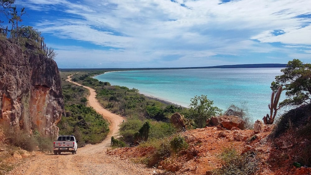 La Bahia cristallina di 7 km più irraggiungibile della Repubblica Dominicana! Qui non esistono strutture, fuorché un ristorante qualche km indietro, e l'unica soluzione è dormire in una delle tende attrezzate lungo la spiaggia accanto... giuro che ne vale ogni sofferenza. Il centro abitato più vicino si può considerare "Pedernales", sul confine con le Haiti.