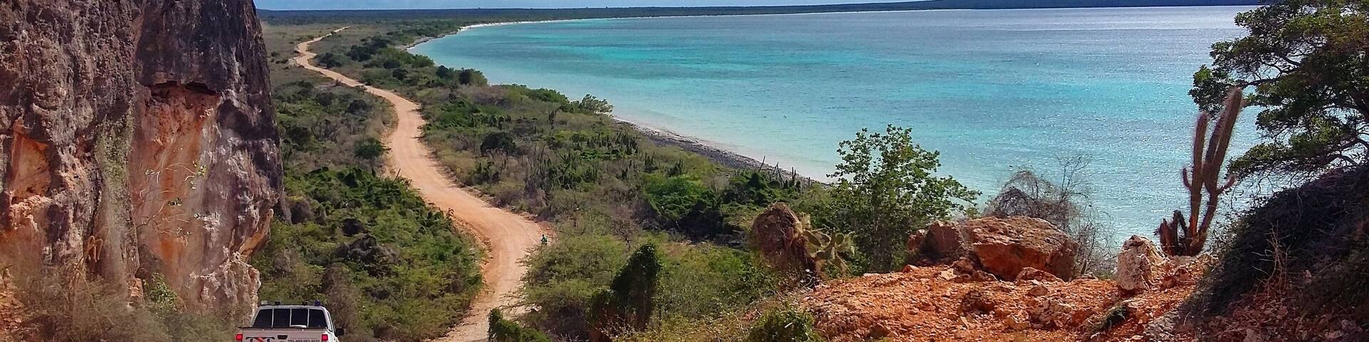 La Bahia cristallina di 7 km più irraggiungibile della Repubblica Dominicana! Qui non esistono strutture, fuorché un ristorante qualche km indietro, e l'unica soluzione è dormire in una delle tende attrezzate lungo la spiaggia accanto... giuro che ne vale ogni sofferenza. Il centro abitato più vicino si può considerare "Pedernales", sul confine con le Haiti.