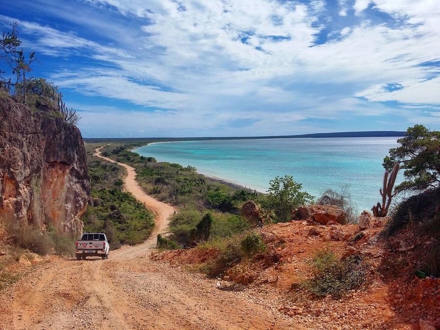 La Bahia cristallina di 7 km più irraggiungibile della Repubblica Dominicana! Qui non esistono strutture, fuorché un ristorante qualche km indietro, e l'unica soluzione è dormire in una delle tende attrezzate lungo la spiaggia accanto... giuro che ne vale ogni sofferenza. Il centro abitato più vicino si può considerare "Pedernales", sul confine con le Haiti.