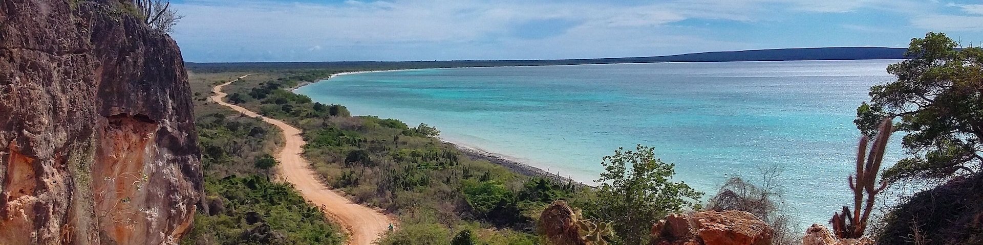 La Bahia cristallina di 7 km più irraggiungibile della Repubblica Dominicana! Qui non esistono strutture, fuorché un ristorante qualche km indietro, e l'unica soluzione è dormire in una delle tende attrezzate lungo la spiaggia accanto... giuro che ne vale ogni sofferenza. Il centro abitato più vicino si può considerare "Pedernales", sul confine con le Haiti.