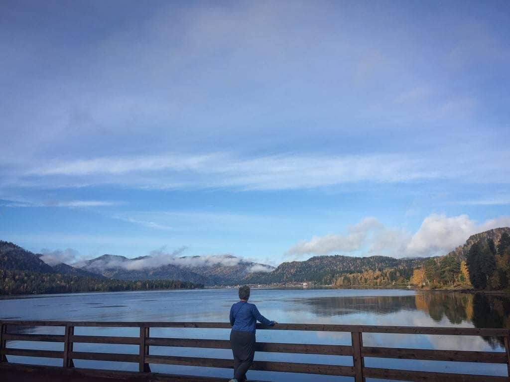 Beautiful and relaxing autumn morning, with stunning views all around. The lake is still a non-commercial destination, especially during low season, and there are many trekking opportunities in the area, even kayaks to rent.
#GreatOutdoors #waterlust #blue

P.S. Peaceful moments in the Altai (link in Romanian)--
https://bit.ly/2QQwTQW