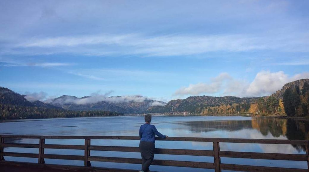 Beautiful and relaxing autumn morning, with stunning views all around. The lake is still a non-commercial destination, especially during low season, and there are many trekking opportunities in the area, even kayaks to rent.
#GreatOutdoors #waterlust #blue
P.S. Peaceful moments in the Altai (link in Romanian)--
https://bit.ly/2QQwTQW