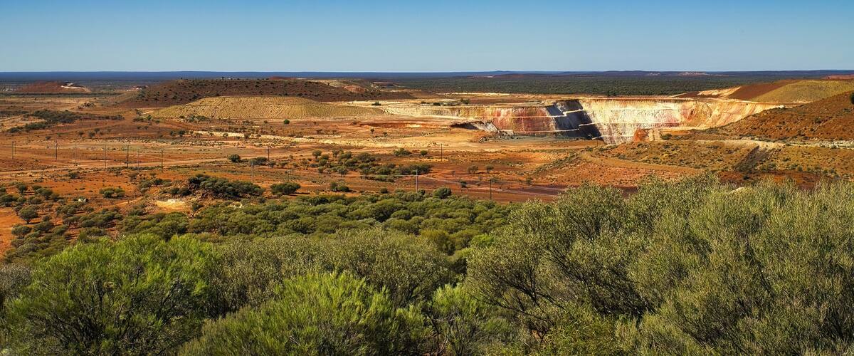 Abandoned open pit gold mine in the vast expanse of the Western Australian outback. Close to Mount Magnet, Western Australia