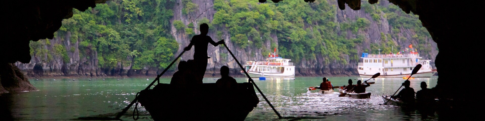 Baía de Halong mostrando caiaque ou canoagem assim como um pequeno grupo de pessoas
