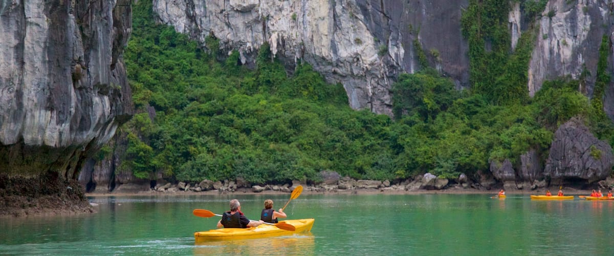 Bahía de Ha Long mostrando vistas de una isla y piragüismo