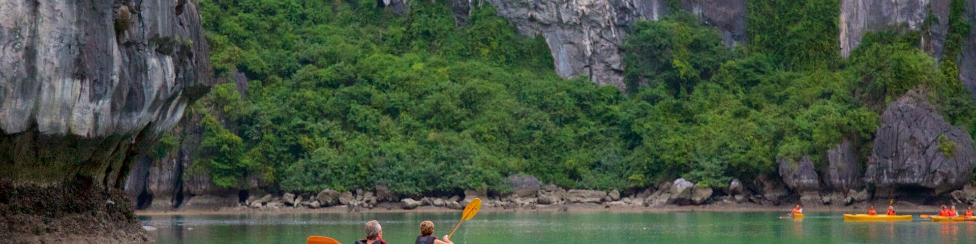 Baía de Halong mostrando paisagens da ilha e caiaque ou canoagem