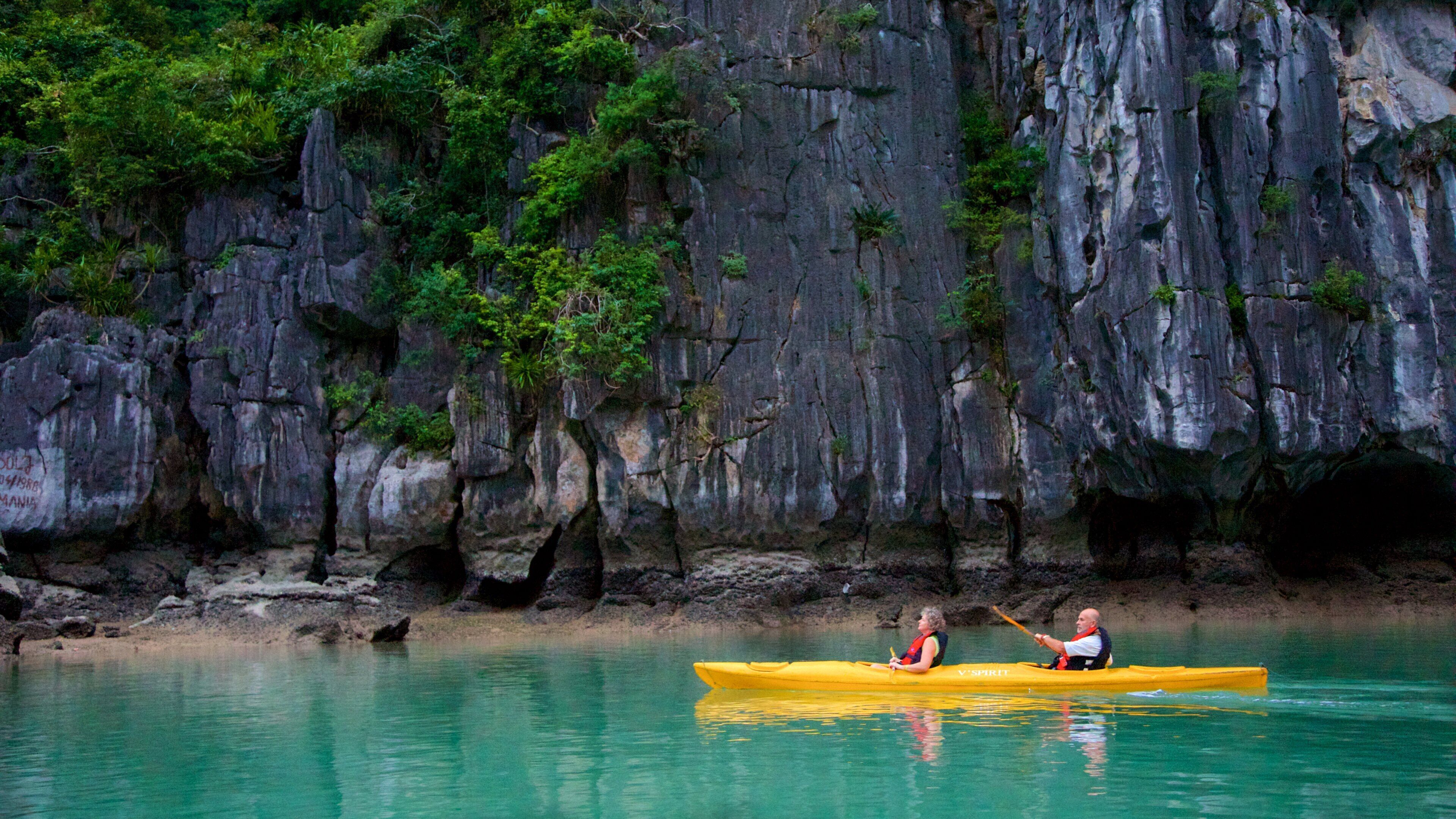 Halong Bay johon kuuluu kajakkimelonta tai melonta ja saarikuvat