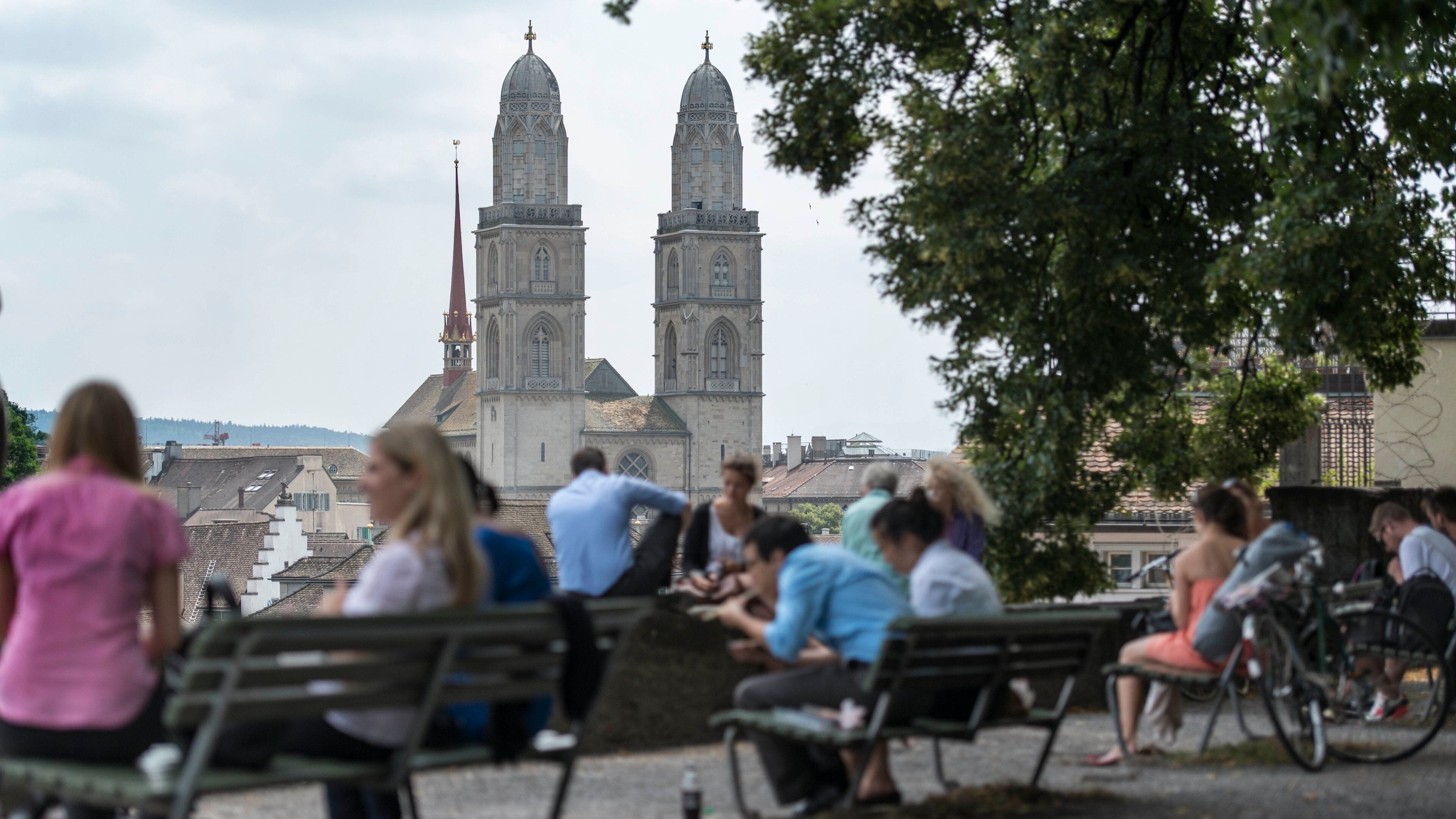 Zurique que inclui uma igreja ou catedral e paisagens assim como um grande grupo de pessoas