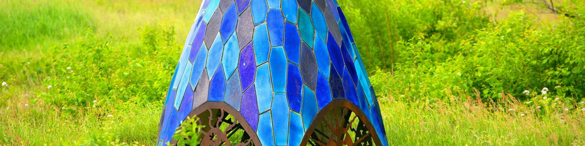 Billund showing a garden and outdoor art