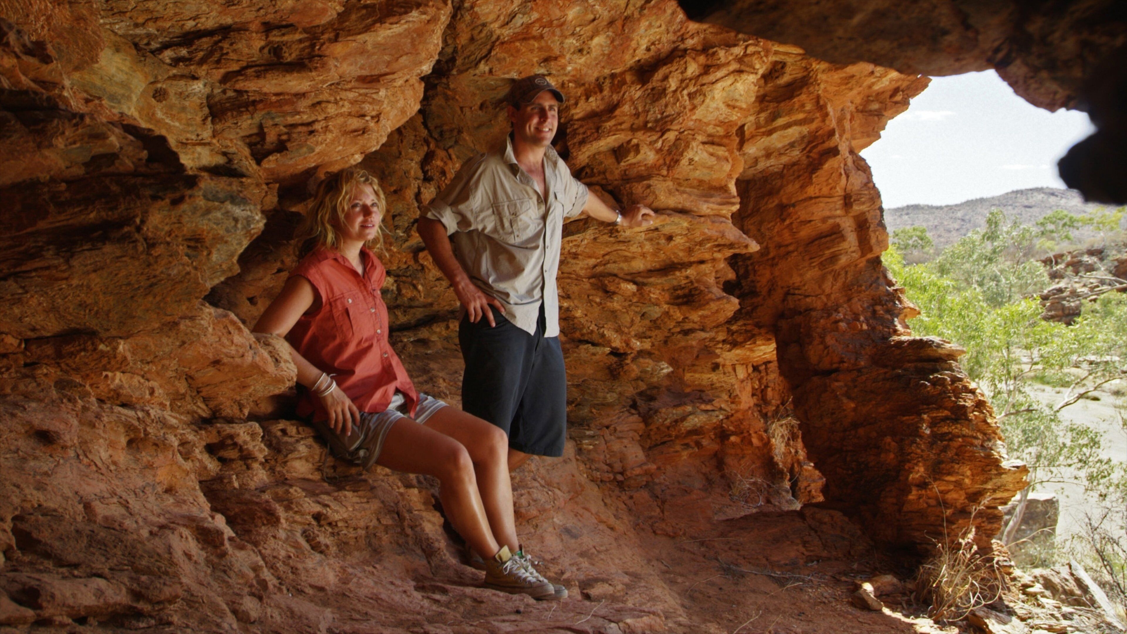 Ruby Gap Nature Park ofreciendo cuevas y también una pareja