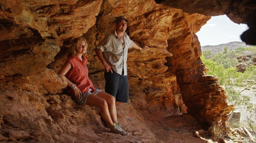 Ruby Gap Nature Park ofreciendo cuevas y también una pareja