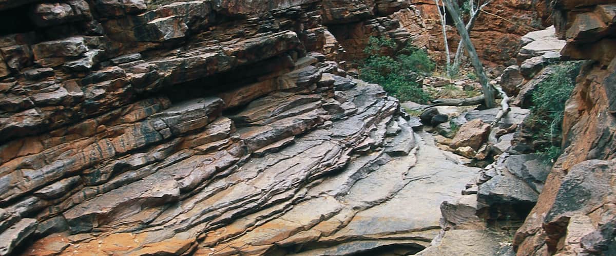 Alice Springs ofreciendo un barranco o cañón y escenas tranquilas