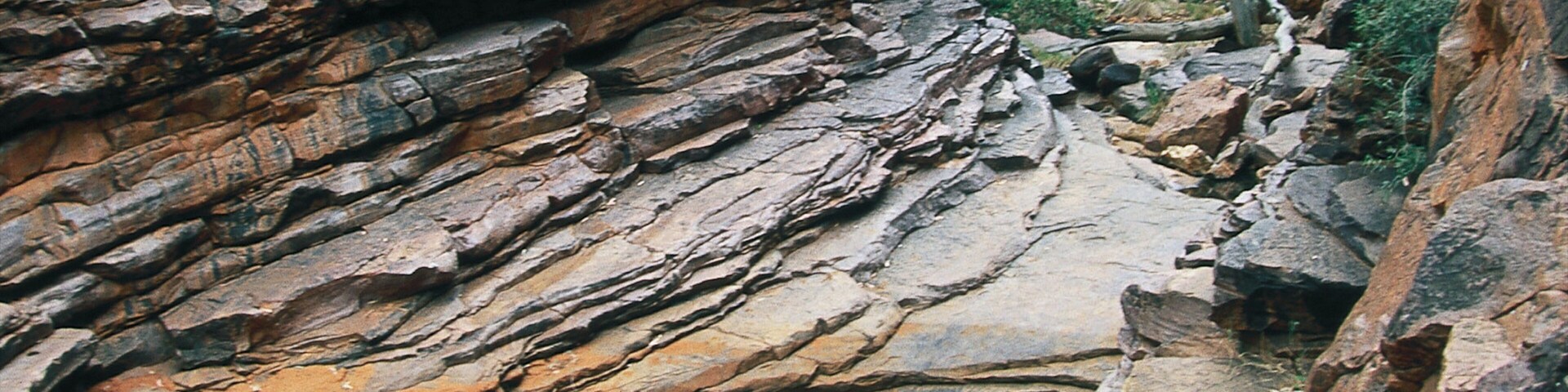 Alice Springs ofreciendo un barranco o cañón y escenas tranquilas
