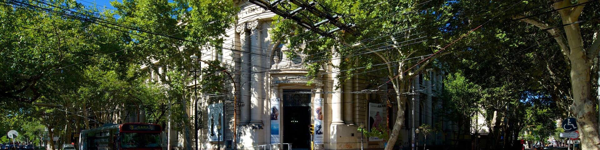 Mendoza which includes street scenes