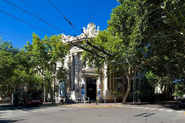 Weinanbaugebiet Mendoza mit einem Straßenszenen