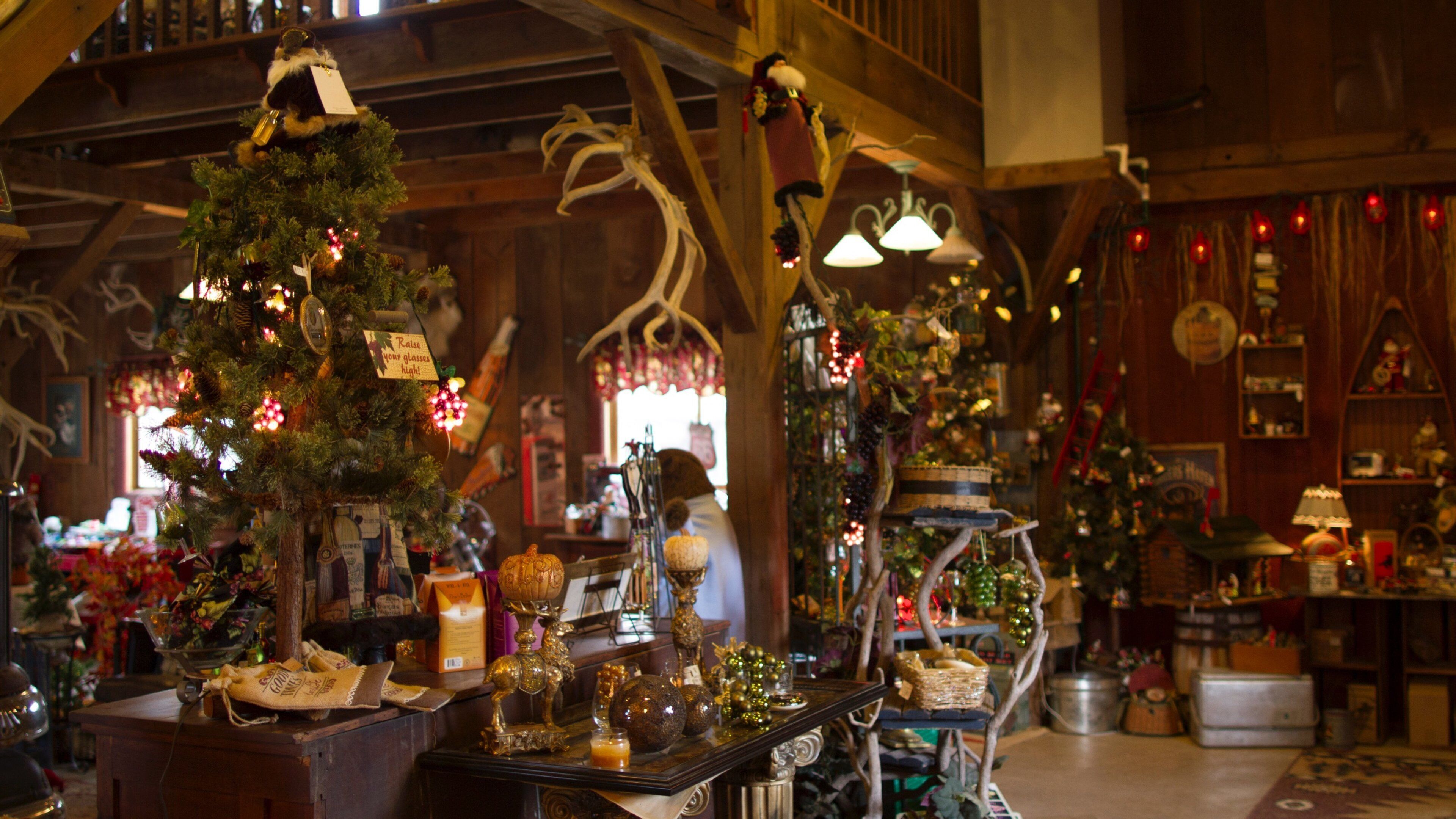Hardy\'s Reindeer Ranch showing interior views