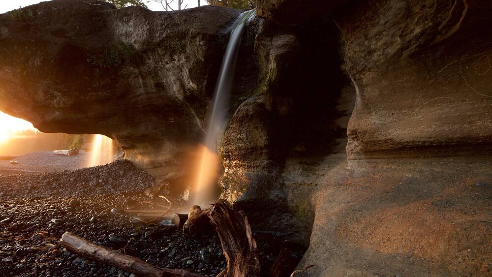 Ein Wasserfall stürzt durch eine natürliche Felsformation.