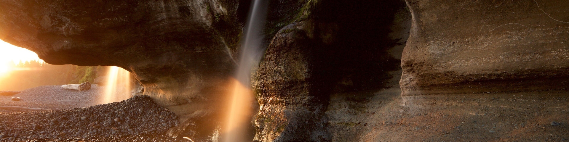 蘇克 呈现出 夕陽, 小瀑布 和 鵝卵石海灘