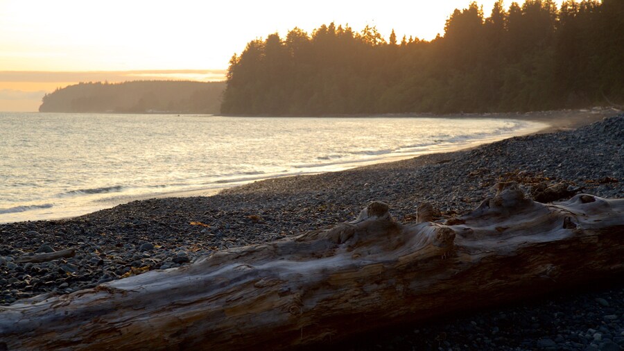 Sooke caratteristiche di spiaggia di ciottoli, vista della costa e tramonto