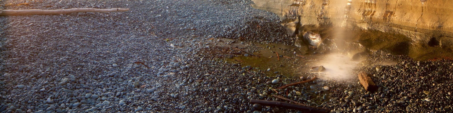 Sooke som omfatter en solnedgang og en stenstrand