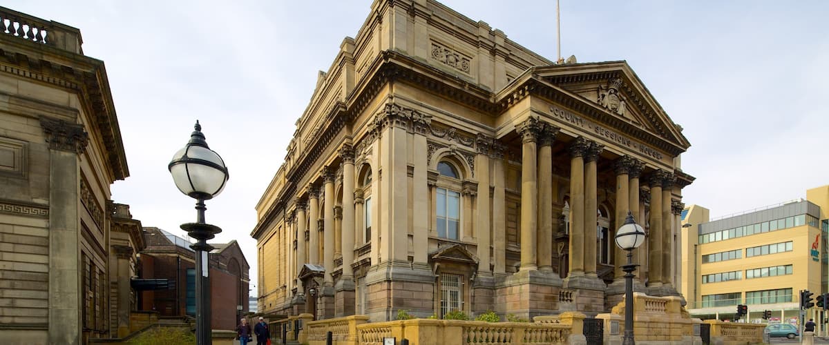 Liverpool showing heritage architecture, street scenes and an administrative building
