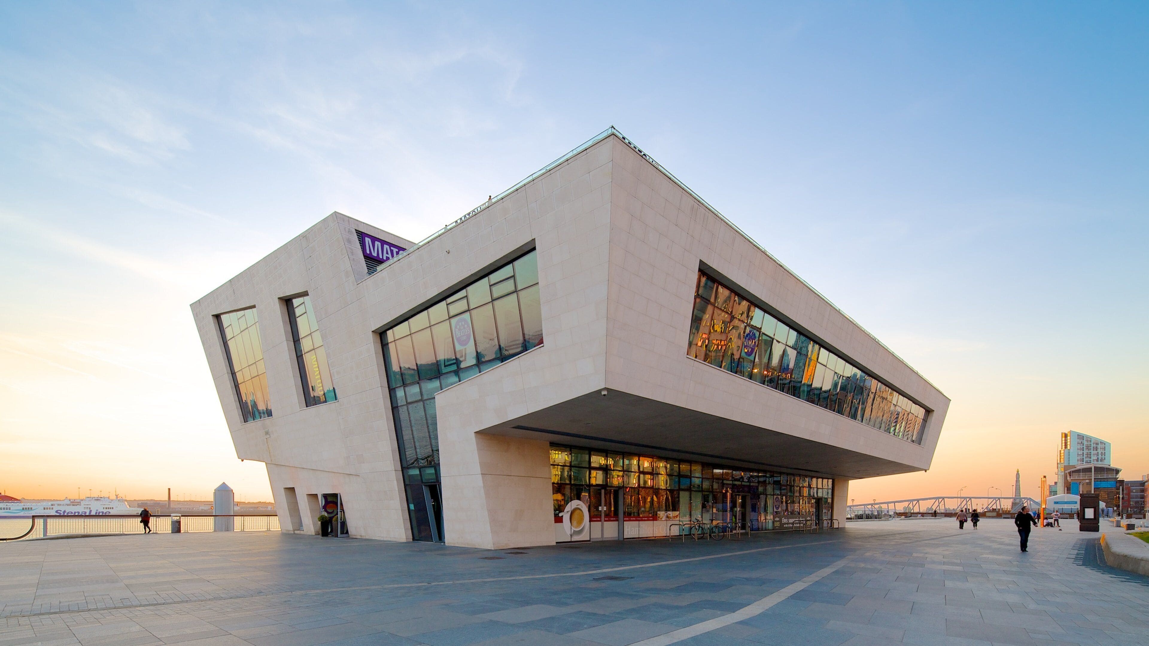 Liverpool som inkluderar en stad, en solnedgång och ett torg