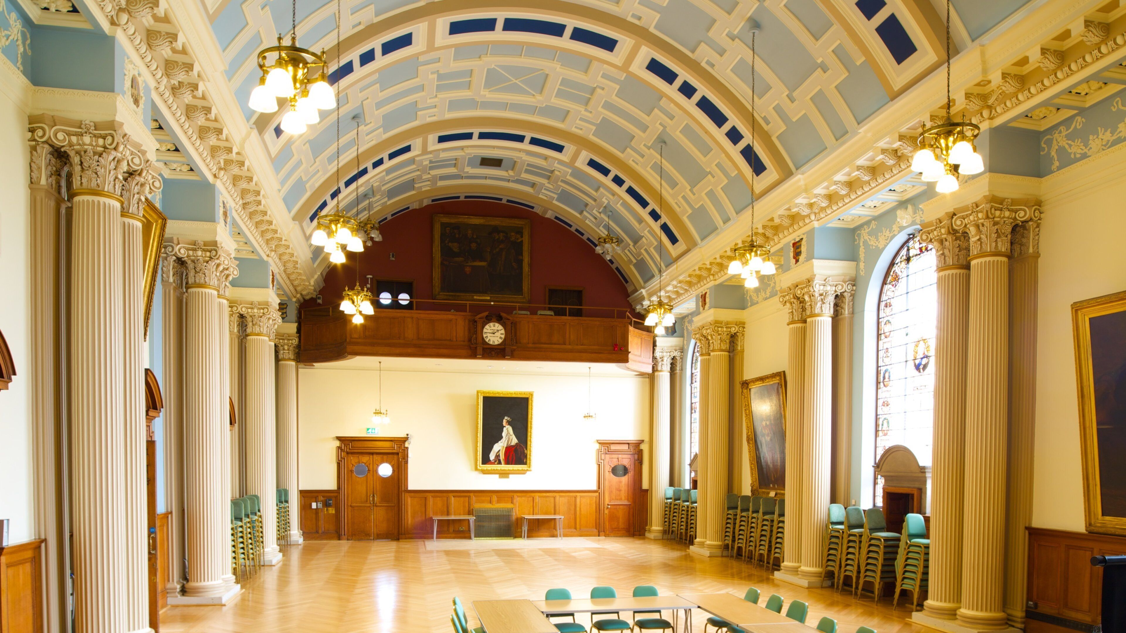 Colchester welches beinhaltet Verwaltungsgebäude, Innenansichten und Geschichtliches