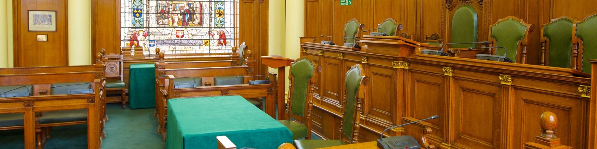 Colchester Town Hall que incluye un edificio administrativo, elementos del patrimonio y vistas interiores