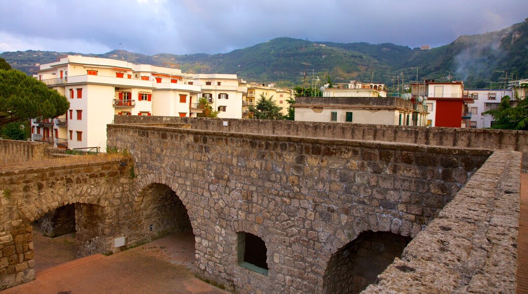 Costa de Sorrento ofreciendo una ciudad y elementos patrimoniales