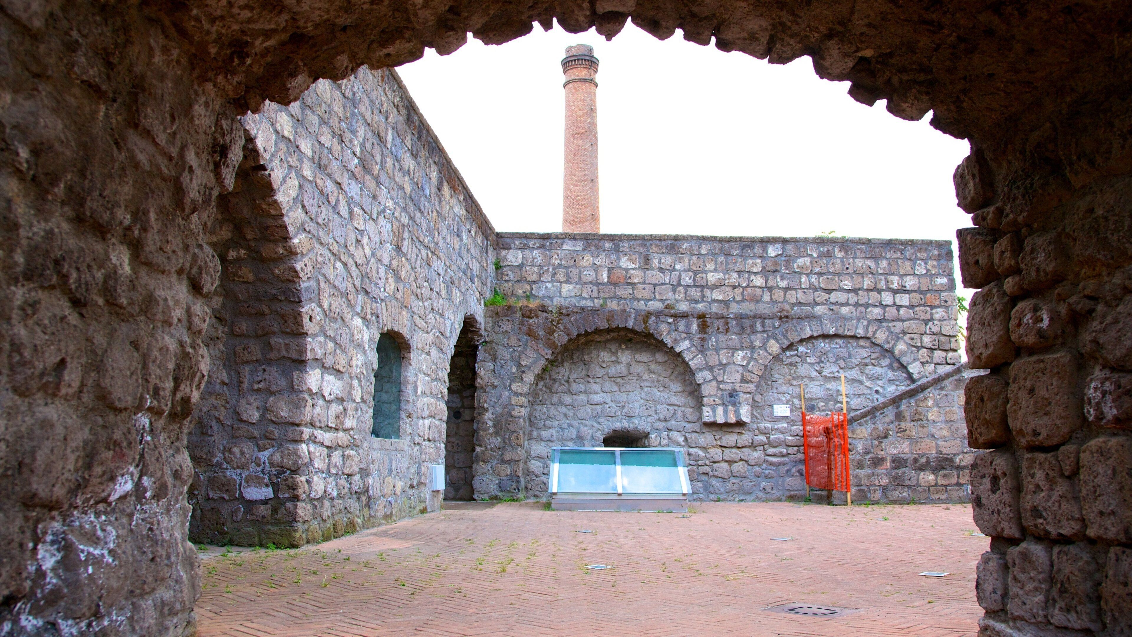 Costa de Sorrento que incluye arquitectura patrimonial y elementos patrimoniales